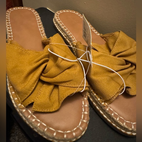 NWT Yellow Universal Thread Sandals - Picture 5 of 5
